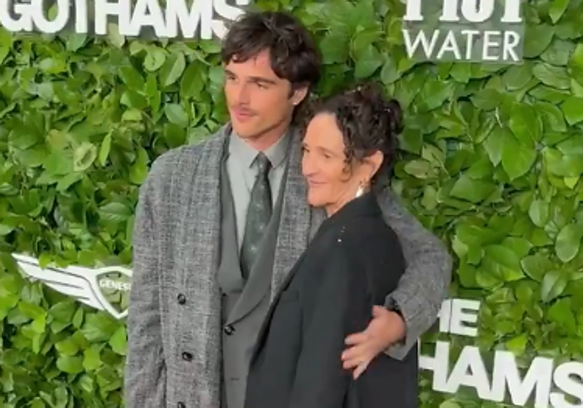 El tierno gesto de Jacob Elordi, el actor con raíces vizcaínas que triunfa en Hollywood: «Una foto con mamá»